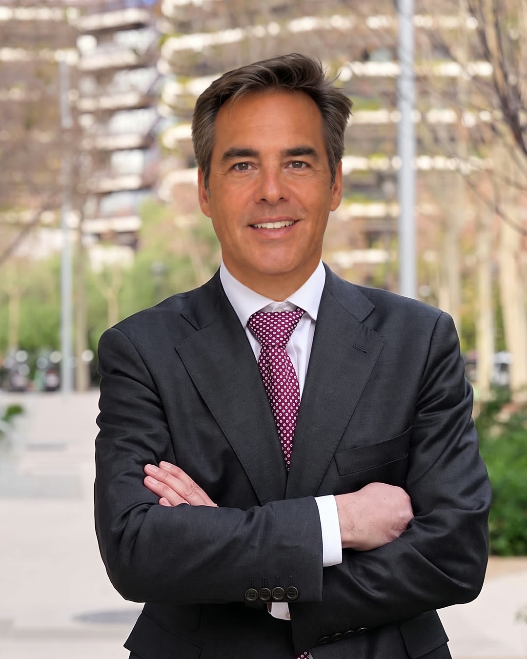 Marçal Lorente, con traje gris y corbata burdeos, de brazos cruzados en una calle de Barcelona